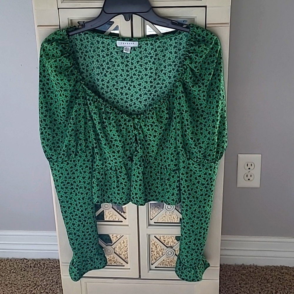 Topshop cropped blouse, heart pattern, wide neck, Juliette sleeves USA size 4